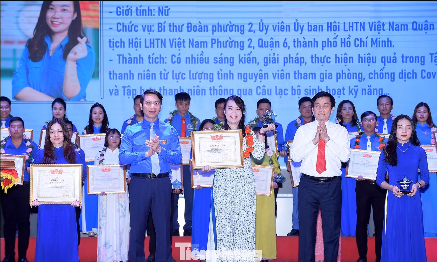 Ông Nguyễn Quang Trường và anh Nguyễn Ngọc Lương trao thưởng các gương nhận giải thưởng "15 tháng 10" năm 2022. Ảnh: Xuân Tùng