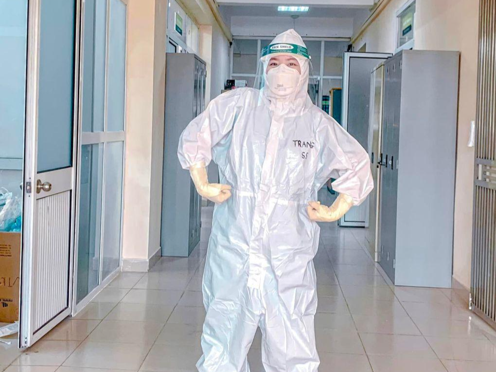 Minh Trang tràn đầy năng lượng trong bộ đồ bảo hộ. Ảnh: FB