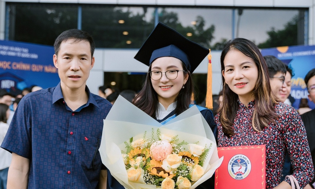 Nữ sinh Trần Anh Ngọc là 'thủ khoa kép' Đại học Kinh tế Quốc dân. Nữ sinh Trần Anh Ngọc là 'thủ khoa kép' Đại học Kinh tế Quốc dân.