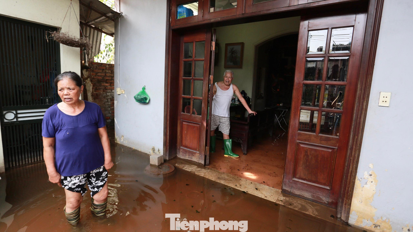 Gia đình bà Đỗ Thị Phượng (ngõ 139 Âu Cơ, Tứ Liên, Tây Hồ) cho biết, lượng nước ngập vào trong nhà lên đến 30 cm, đồ đạc đều phải kê cao để tránh hư hại, ẩm mốc.