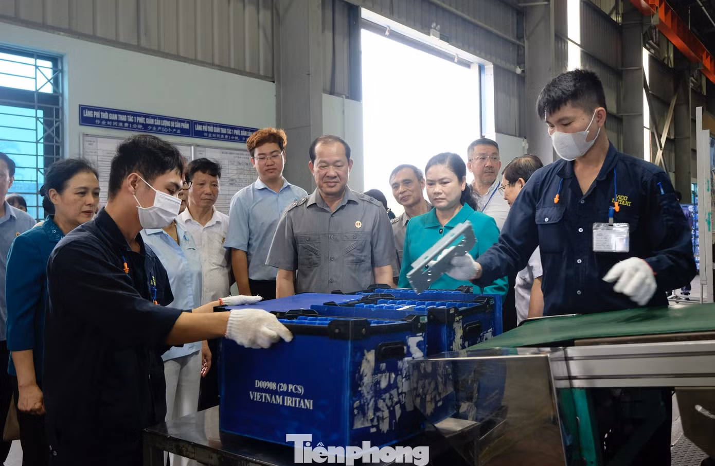 Trong khuôn khổ hội nghị, Thượng tướng Bế Xuân Trường cùng các đại biểu tham quan dây chuyền sản xuất của công ty Hiền Lê. Ảnh: Châu Linh