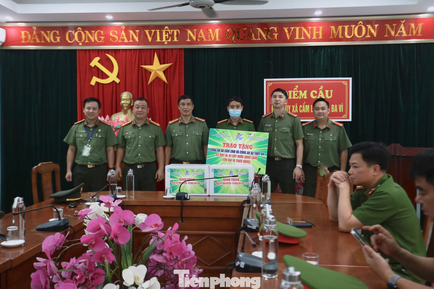 Đoàn Thanh niên Công an TP Hà Nội trao tặng 2 máy in, 1 cây nước nóng lạnh tới Công an xã Cẩm Lĩnh và Công an xã Thụy An (huyện Ba Vì, Hà Nội).