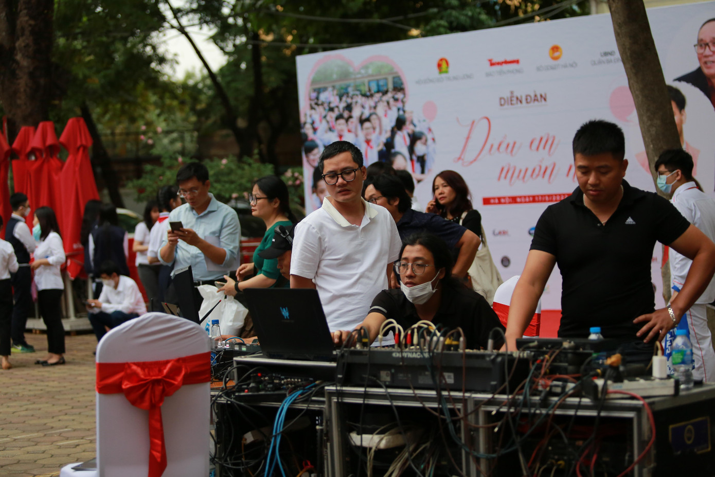 Thiết bị kỹ thuật đã được chuẩn bị sẵn sàng cho diễn đàn "Điều em muốn nói". Thiết bị kỹ thuật đã được chuẩn bị sẵn sàng cho diễn đàn "Điều em muốn nói".