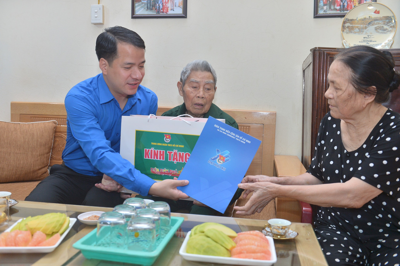 Anh Ngô Văn Cương tặng quà cho gia đình ông Lê Xuân Kế. Ảnh: Châu Linh Anh Ngô Văn Cương tặng quà cho gia đình ông Lê Xuân Kế. Ảnh: Châu Linh