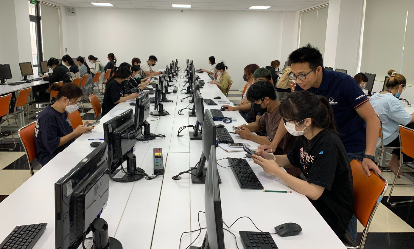 TS. Thiện đang hướng dẫn sinh viên.