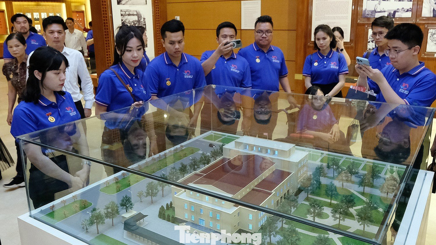 Các gương mặt trẻ thích thú khi tham quan Khu trưng bày khảo cổ dưới lòng đất của Tòa nhà Quốc hội. Các gương mặt trẻ thích thú khi tham quan Khu trưng bày khảo cổ dưới lòng đất của Tòa nhà Quốc hội.