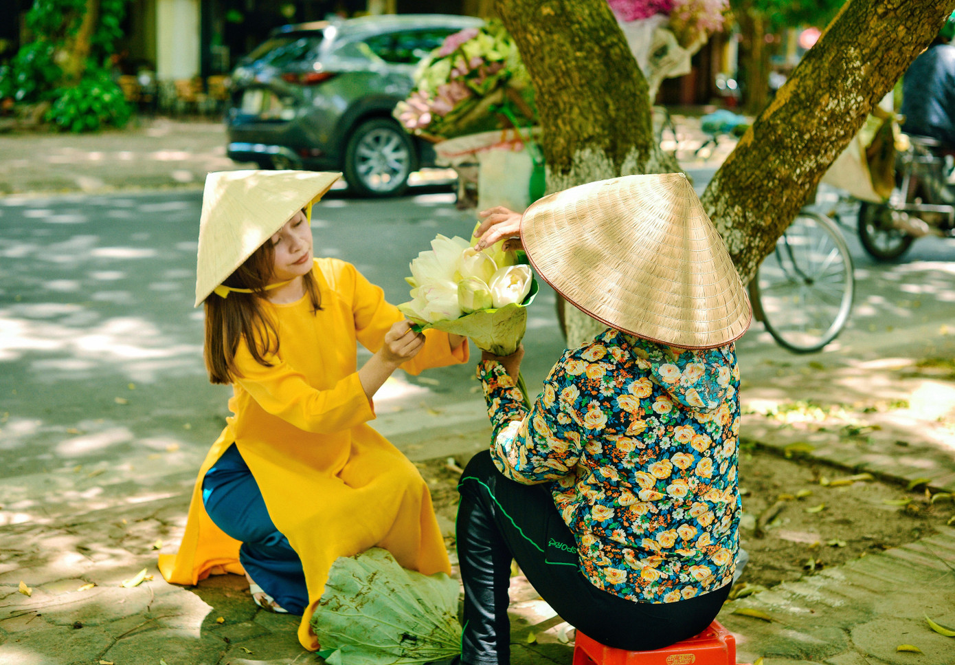 Dương chụp ảnh cùng cô bán hàng rong trên phố. "Hà Nội có thể có khói bụi tàu xe, ồn ào vội vã! Nhưng để thật sự cảm nhận và tìm được những nét đẹp ở Hà Nội, bạn cần lắng lại một chút. Đến đúng nơi tìm đúng chỗ! Nhìn ngắm đúng thời điểm mới có thể cảm nhận Hà Nội đẹp trọn vẹn", cô bạn 9x nói.