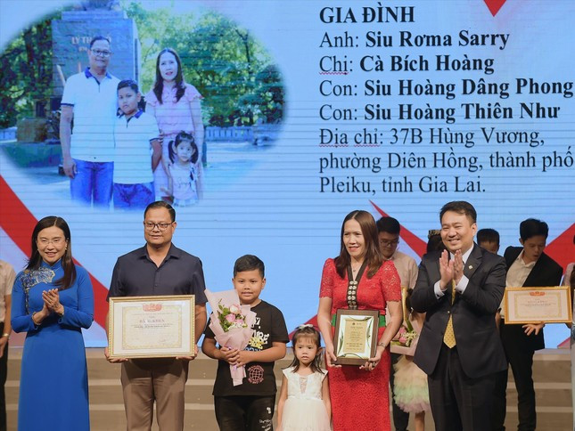 Gia đình anh Siu Rơma Sarry (ở Gia Lai) nhận khen thưởng tại Lễ tuyên dương “Gia đình trẻ Việt Nam tiêu biểu” năm 2022.