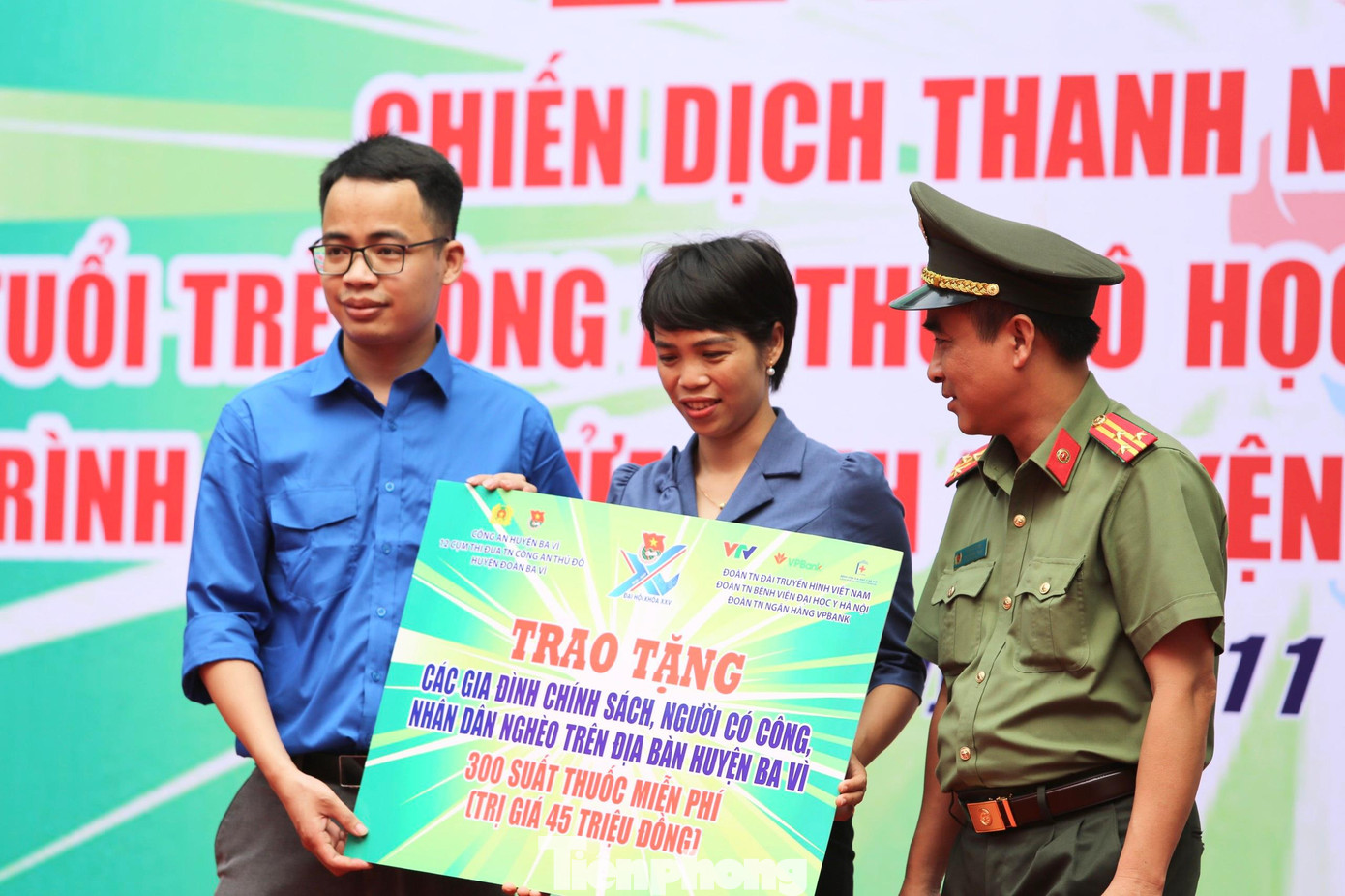 Trao tặng quà cho gia đình chính sách, người có công, nhân dân nghèo trên địa bàn huyện Ba Vì.