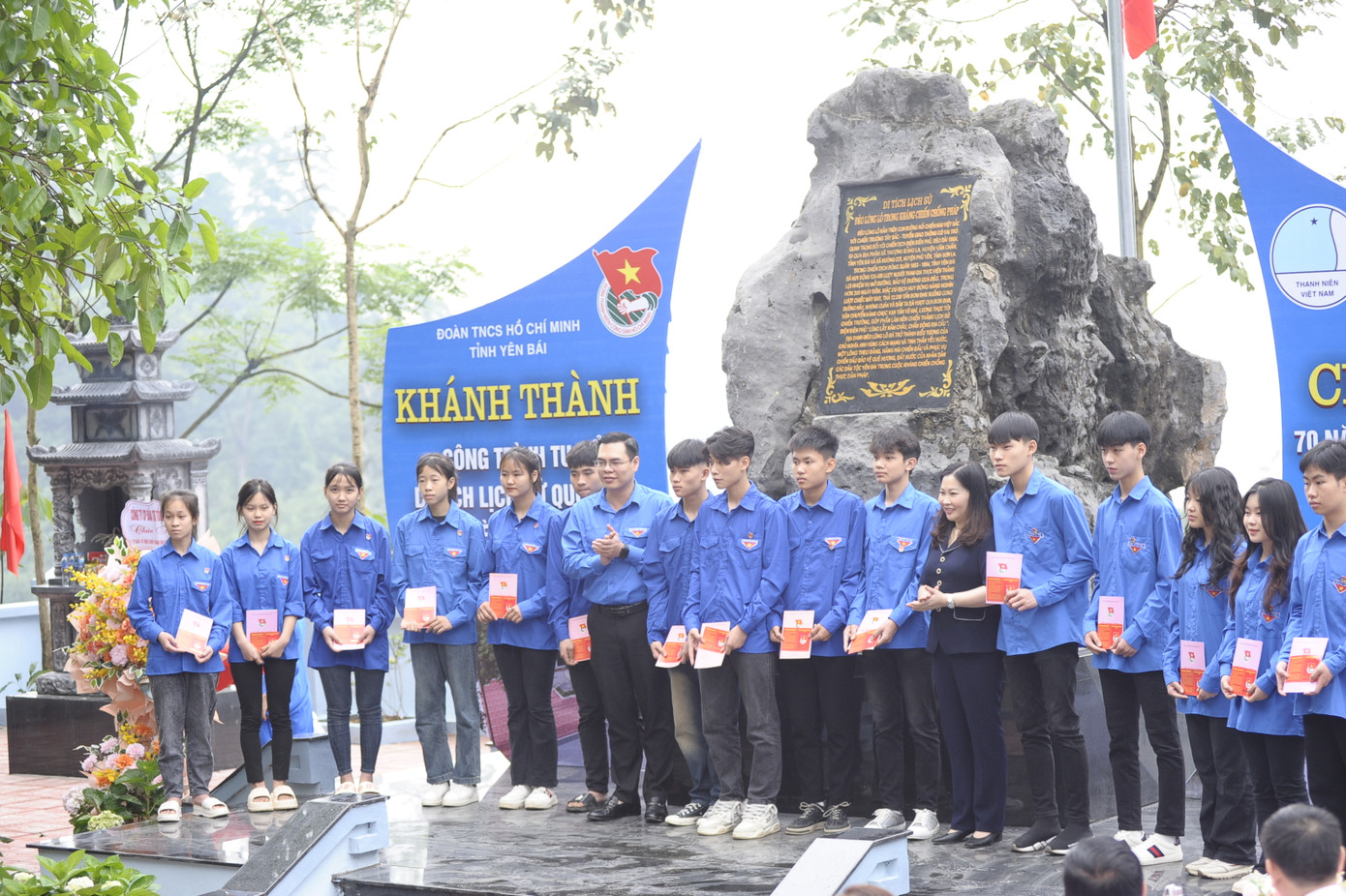 Ngay tại Di tích lịch sử quốc gia Đèo Lũng Lô, Đoàn xã Thượng Bằng La, Đoàn trường THPT Văn Chấn, Đoàn Trường THCS và THPT Nghĩa Tâm, Huyện Đoàn Văn Chấn tổ chức lễ kết nạp đoàn viên mới cho 70 thanh niên ưu tú.