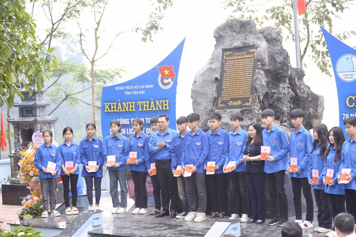 Ngay tại Di tích lịch sử quốc gia Đèo Lũng Lô, Đoàn xã Thượng Bằng La, Đoàn trường THPT Văn Chấn, Đoàn Trường THCS và THPT Nghĩa Tâm, Huyện Đoàn Văn Chấn tổ chức lễ kết nạp đoàn viên mới cho 70 thanh niên ưu tú.