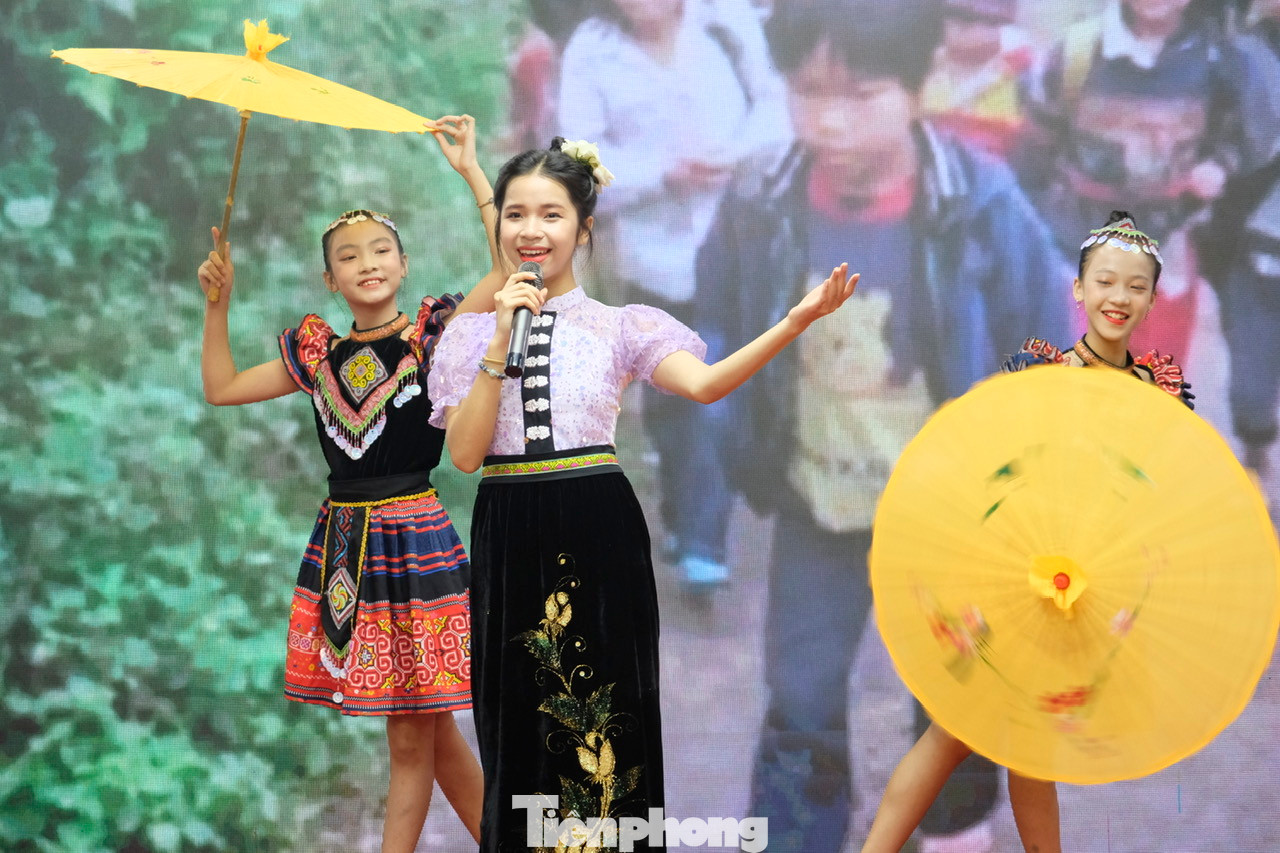 Các tiết mục văn nghệ mở màn hội nghị. Ảnh: Châu Linh