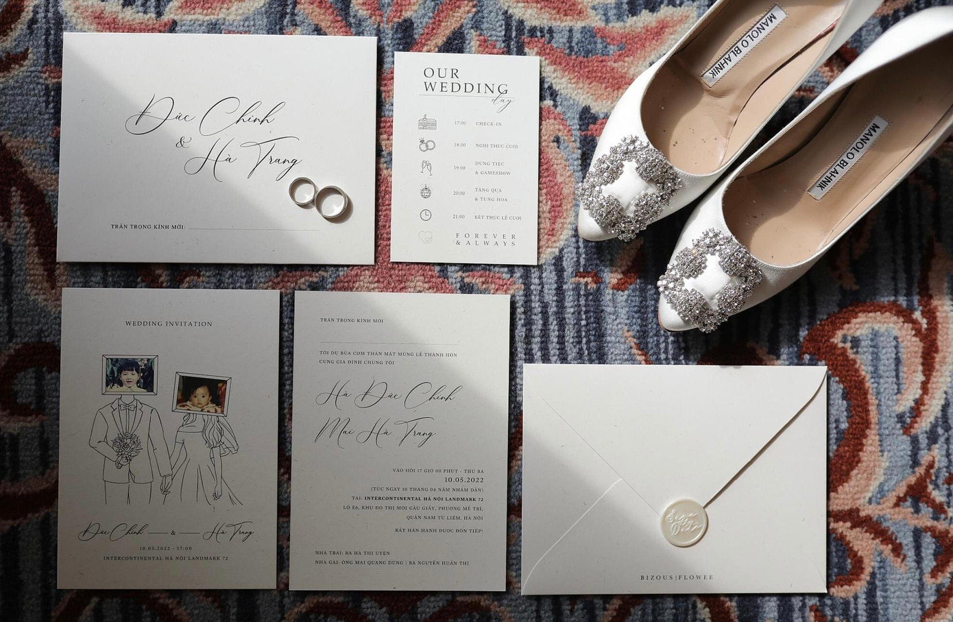 Nhẫn cưới, thiệp mời, giày cao gót được chuẩn bị kỹ càng cho ngày trọng đại.
