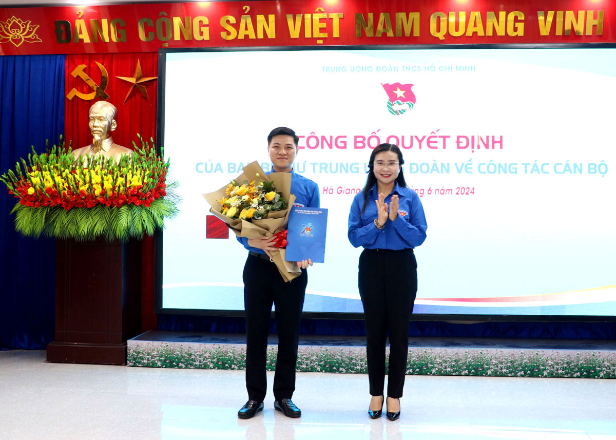 Chị Nguyễn Phạm Duy Trang - Bí thư T.Ư Đoàn, Chủ tịch Hội đồng Đội T.Ư trao quyết định cho tân Bí thư Tỉnh Đoàn Hà Giang. Chị Nguyễn Phạm Duy Trang - Bí thư T.Ư Đoàn, Chủ tịch Hội đồng Đội T.Ư trao quyết định cho tân Bí thư Tỉnh Đoàn Hà Giang.