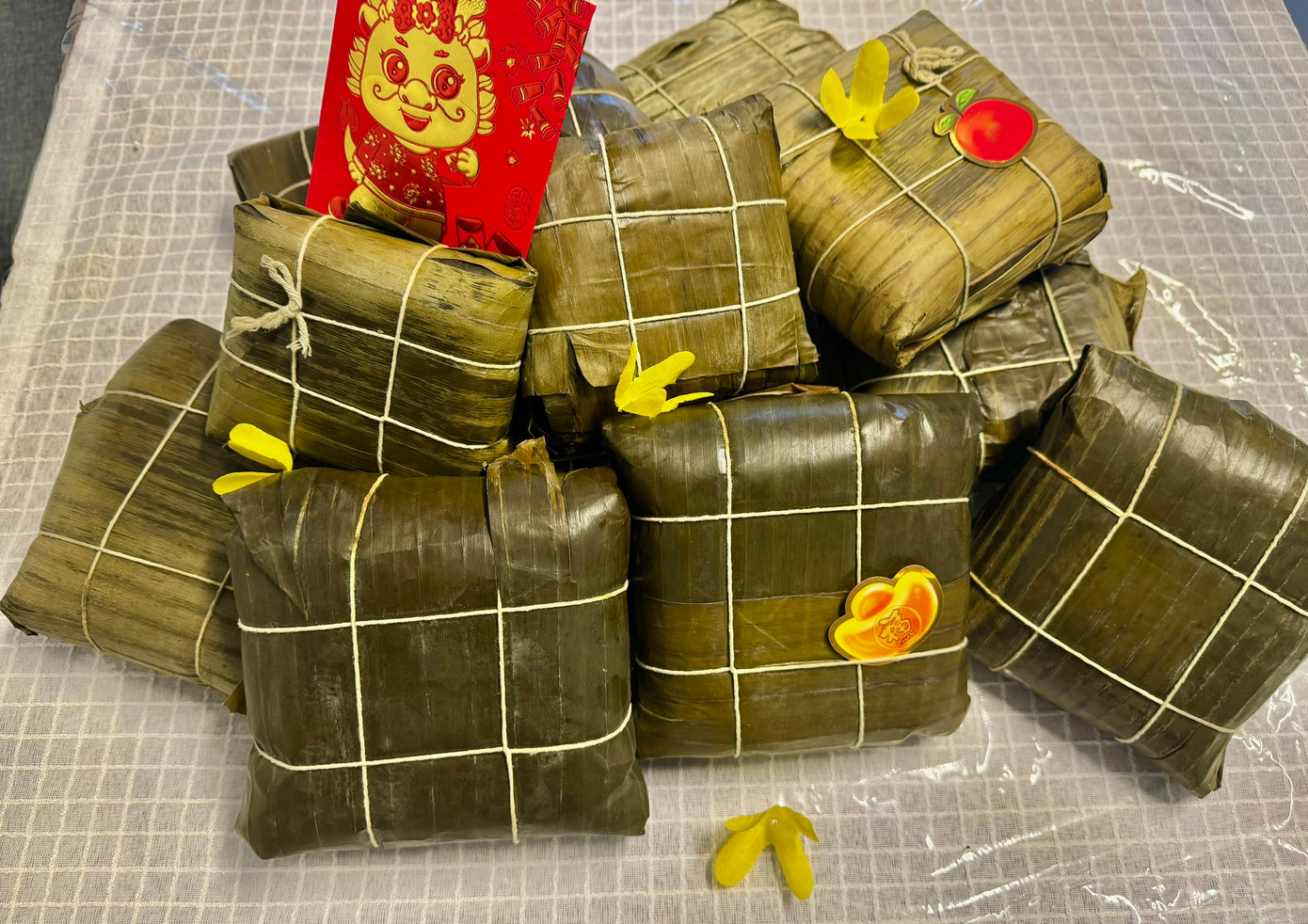 Trang gói bánh chưng, chuẩn bị đón Tết ở Canada. Ảnh: NVCC