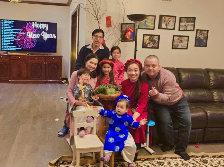 Trang cùng những người thân ở Canada chuẩn bị đón năm mới Giáp Thìn. Ảnh: NVCC