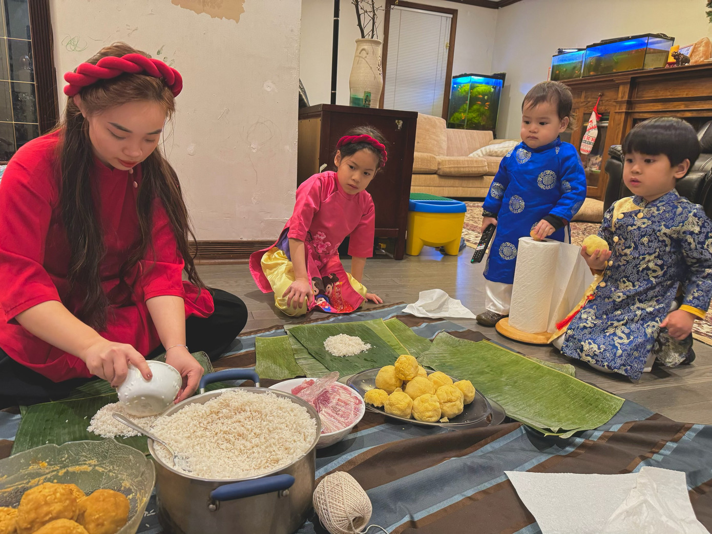 Trang gói bánh chưng, chuẩn bị đón Tết ở Canada. Ảnh: NVCC