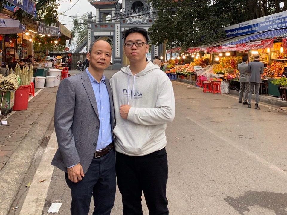 Trung chụp ảnh cùng bố.