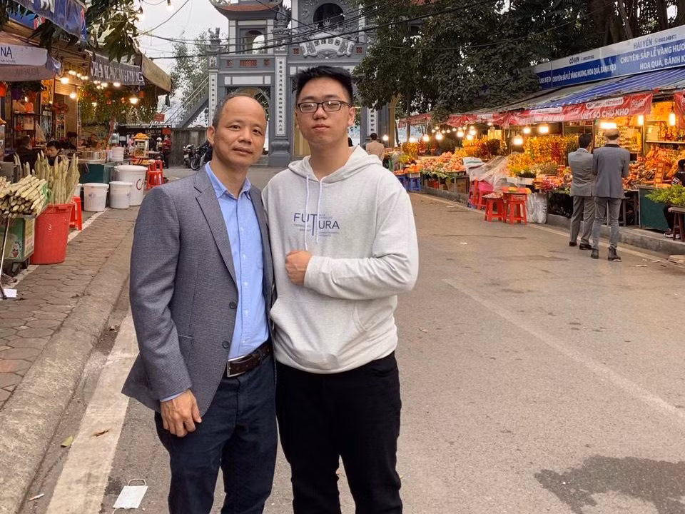 Trung chụp ảnh cùng bố. Trung chụp ảnh cùng bố.