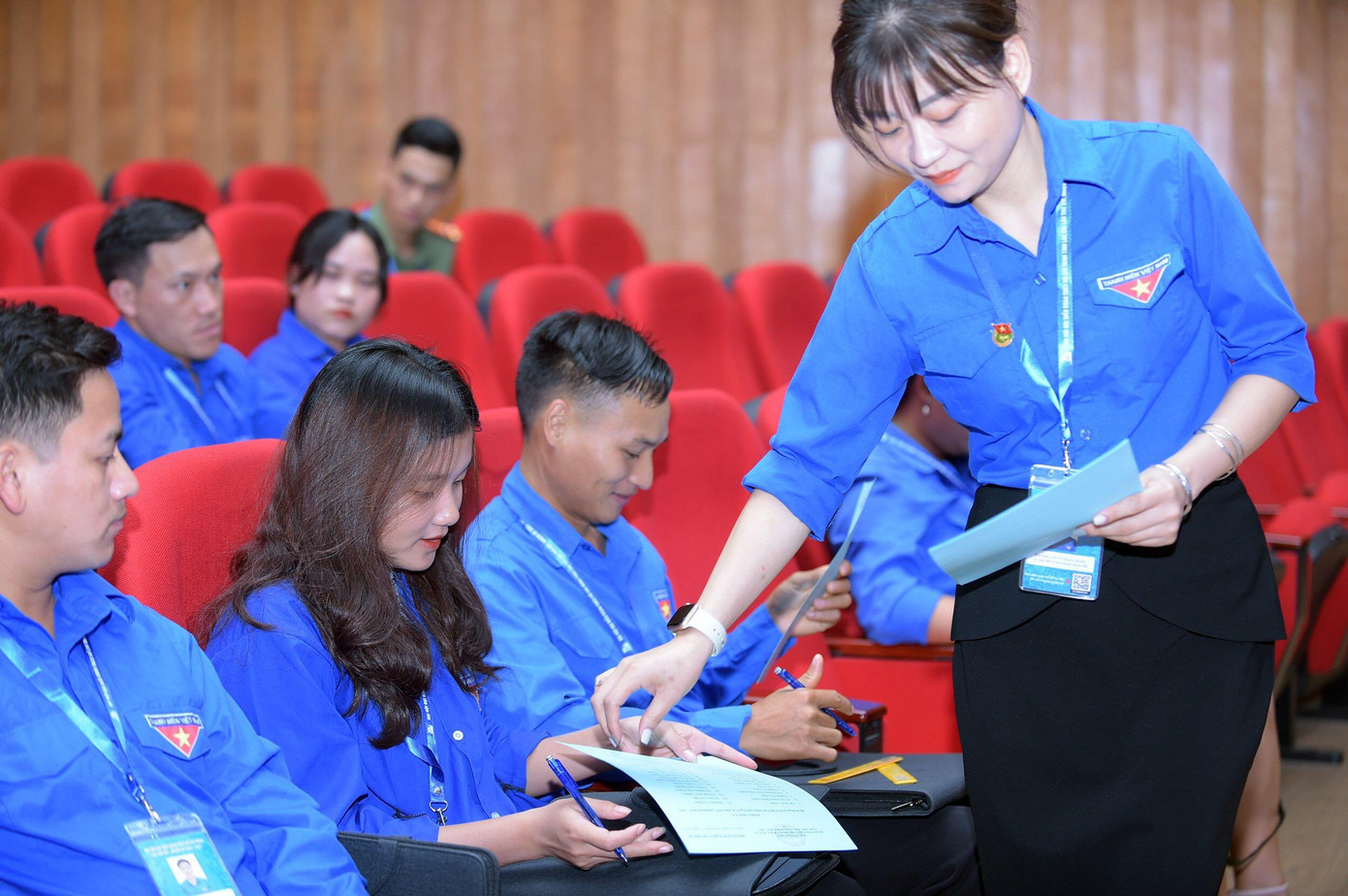 Hoạt động phát phiếu bầu cử, kiểm phiếu tại Đại hội Đại biểu Đoàn TNCS Hồ Chí Minh tỉnh Lào Cai năm nay diễn ra nhanh chóng nhờ sự kết hợp với các ứng dụng công nghệ số. Hoạt động phát phiếu bầu cử, kiểm phiếu tại Đại hội Đại biểu Đoàn TNCS Hồ Chí Minh tỉnh Lào Cai năm nay diễn ra nhanh chóng nhờ sự kết hợp với các ứng dụng công nghệ số.