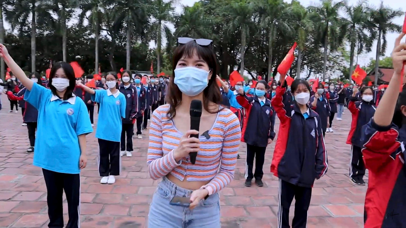 MC Mai Trang có mặt tại điểm cầu trước khoảng 2 ngày để tập luyện và tổng duyệt. Cô chia sẻ: &quot;Để chương trình được diễn ra trọn vẹn và không gặp trục trặc gì, mình và ekip phải đến sớm vài hôm để tập lời dẫn, xác định tuyến đi lại sao cho phù hợp nhất, các em học sinh, thầy cô tại trường cũng khá vất vả. Nhưng mình thấy không khí rất vui và hào hứng.&quot;