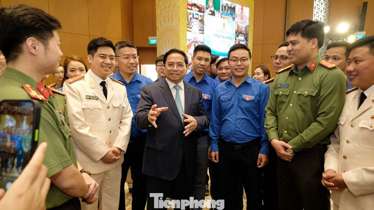 Thủ tướng Phạm Minh Chính trò chuyện với các đại biểu thanh niên tham dự Hội nghị đối thoại. Thủ tướng Phạm Minh Chính trò chuyện với các đại biểu thanh niên tham dự Hội nghị đối thoại.