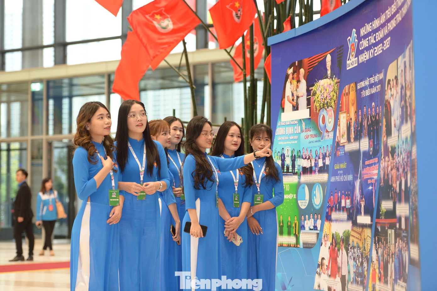 Với gần 1000 hình ảnh và hiện vật tiêu biểu qua các thời kì lịch sử và 11 kỳ Đại hội của Đoàn, nội dung triển lãm khẳng định hơn 90 năm qua, Đoàn TNCS Hồ Chí Minh luôn là đội quân xung kích cách mạng, đội dự bị tin cậy của Đảng, là trường học XHCN, môi trường thực tiễn đào tạo, bồi dưỡng và giáo dục, rèn luyện thế hệ trẻ Việt Nam. Ảnh: Dương Triều