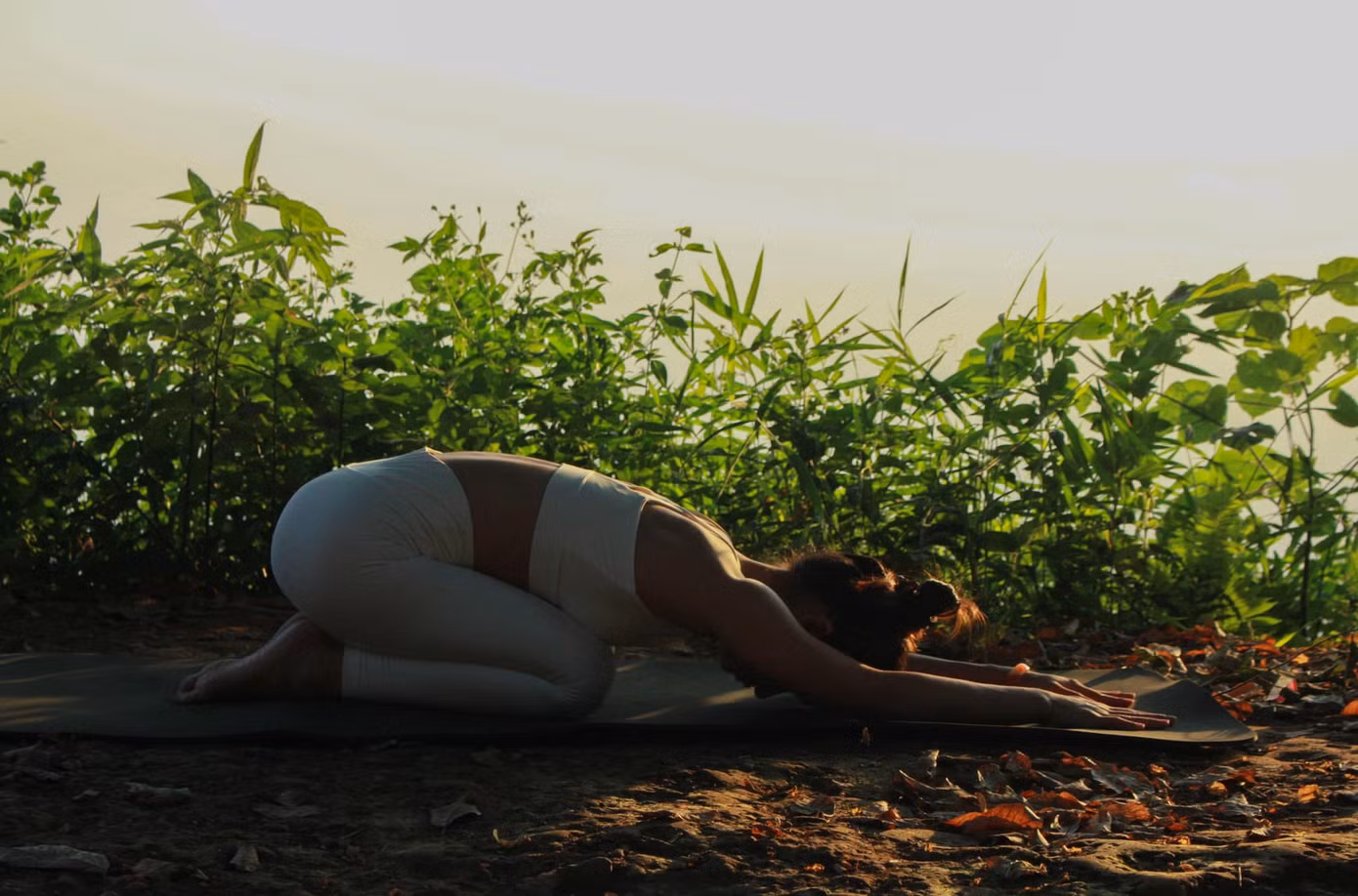 Chị Kim Bảo Ngân tự "chữa lành" khi tìm đến yoga và thực hành luyện tập ở những không gian tĩnh lặng, gần gũi với thiên nhiên. Ảnh: NVCC