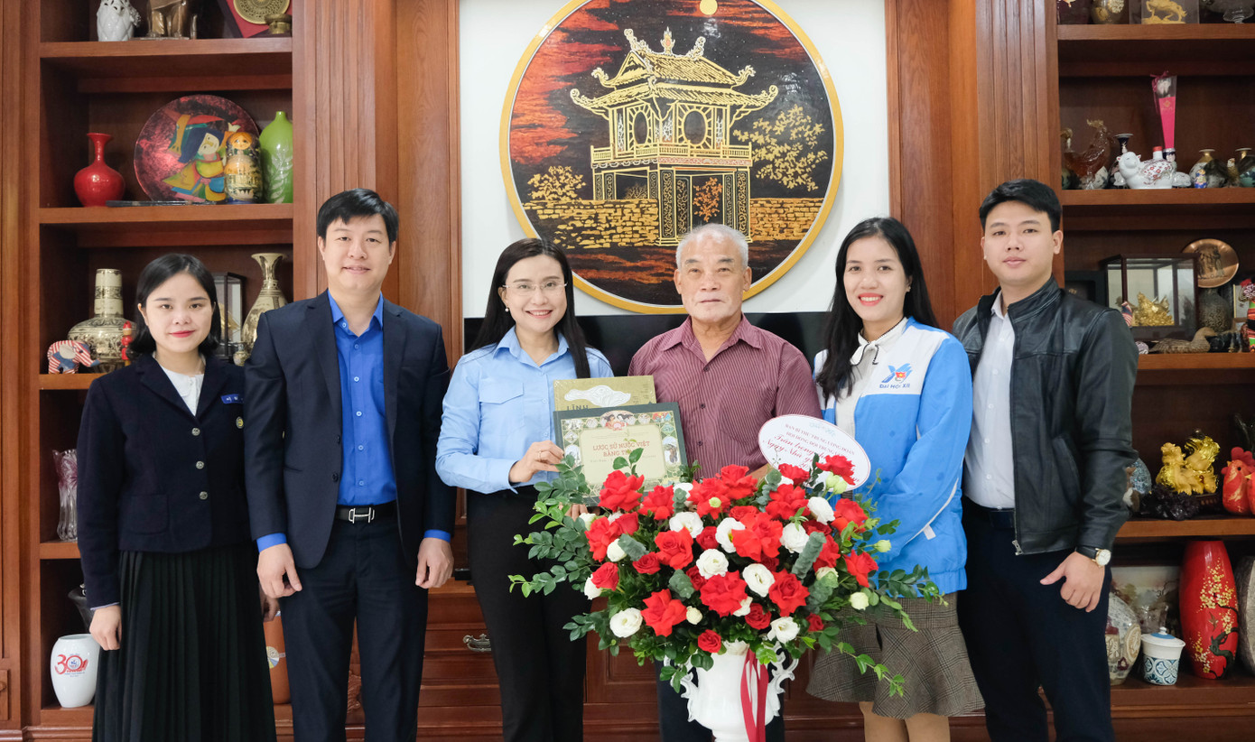 Đoàn công tác T.Ư Đoàn thăm, tặng hoa Nguyên Thứ trưởng Bộ GD&ĐT Nguyễn Vinh Hiển. Ảnh: Châu Linh Đoàn công tác T.Ư Đoàn thăm, tặng hoa Nguyên Thứ trưởng Bộ GD&ĐT Nguyễn Vinh Hiển. Ảnh: Châu Linh