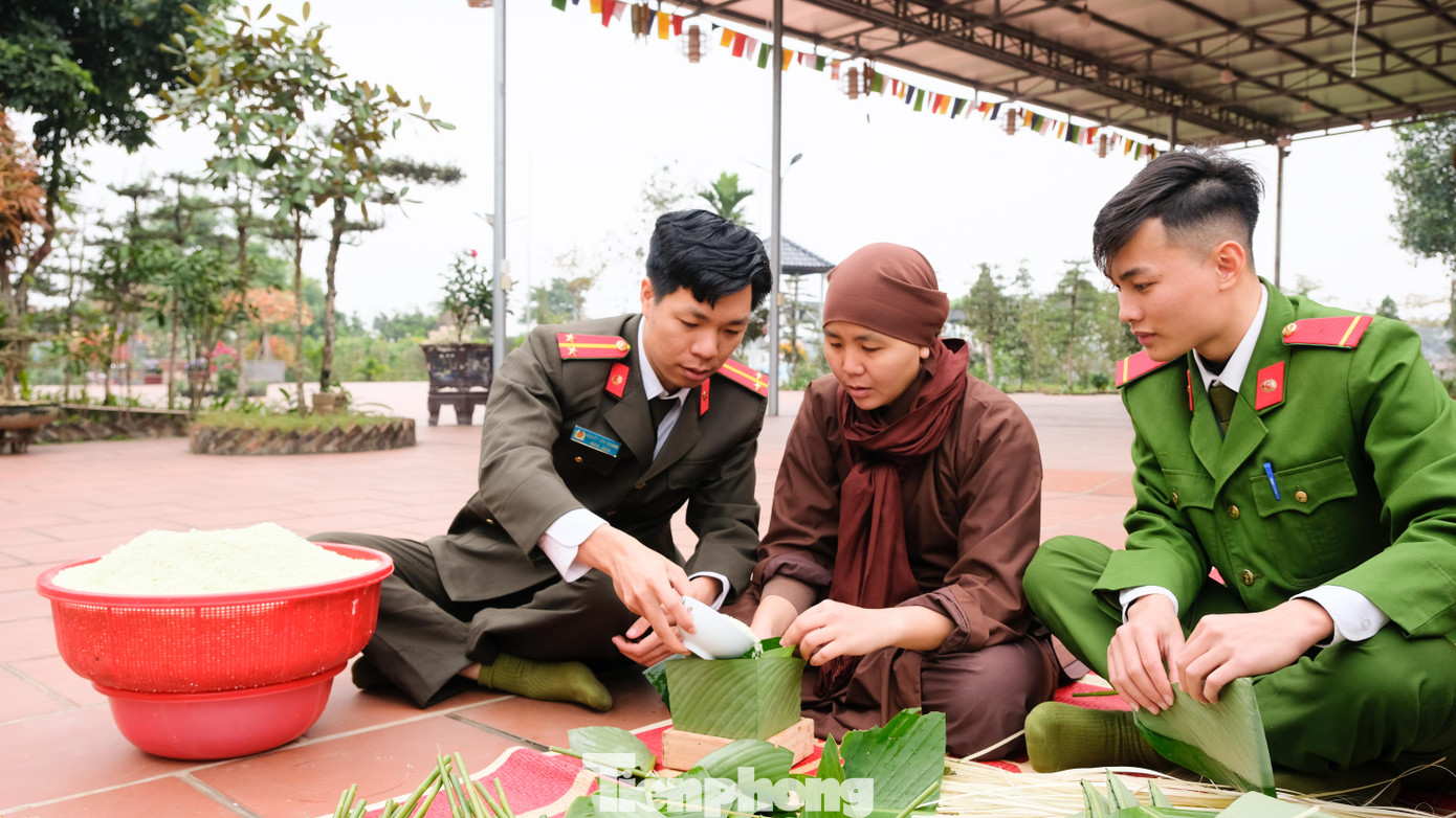 Hàng chục đoàn viên, thanh niên cùng tham gia tạo nên không khí ấm cúng những ngày cuối năm.