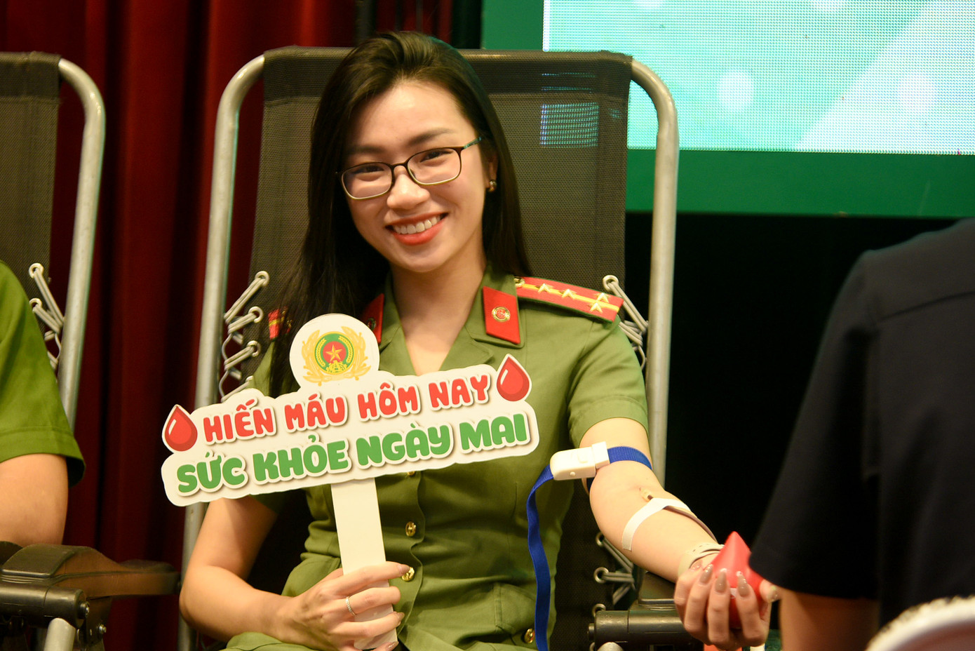 Nữ công an tham gia hiến máu.