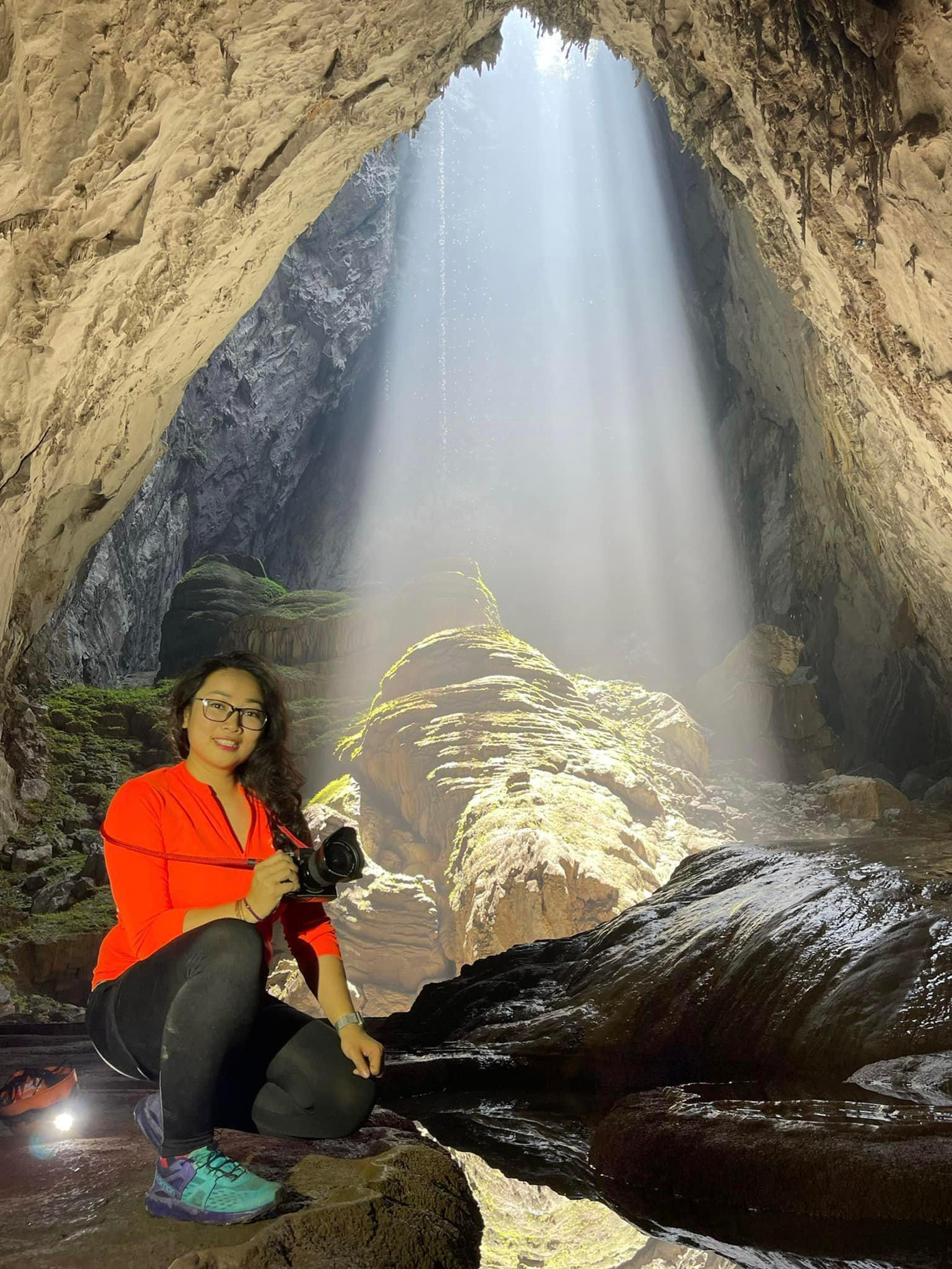 Cô bạn Nhung Bee Nhung Luong chia sẻ hình ảnh của mình khi đến hang Sơn Đoòng: "Vào ngày 14/4, ai vào Google cũng đều thấy biểu tượng này! Đây cũng là ngày hơn 10 năm trước “chiếc” hang được công nhận là "Hang động lớn nhất thế giới". Thật vui và hãnh diện khi mình đã chinh phục được Sơn Đoòng". Cô bạn Nhung Bee Nhung Luong chia sẻ hình ảnh của mình khi đến hang Sơn Đoòng: "Vào ngày 14/4, ai vào Google cũng đều thấy biểu tượng này! Đây cũng là ngày hơn 10 năm trước “chiếc” hang được công nhận là "Hang động lớn nhất thế giới". Thật vui và hãnh diện khi mình đã chinh phục được Sơn Đoòng".