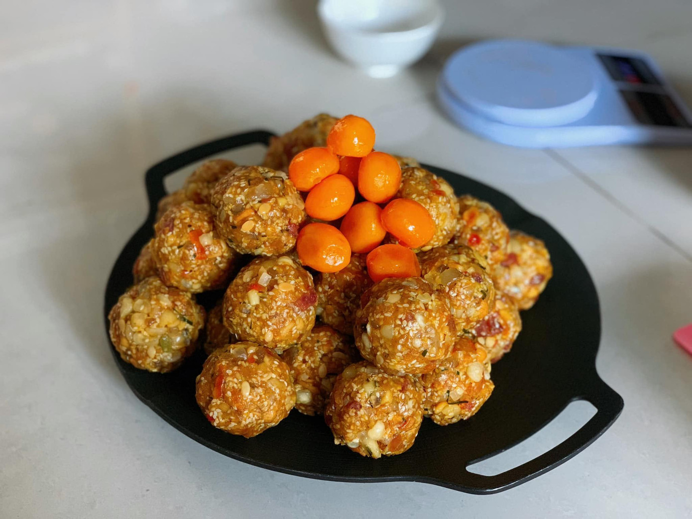 Đối với bánh trung thu truyền thống, chị Hòa yêu thích các nét hoa văn cổ.