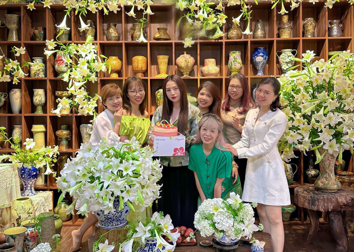 Chị Lưu Huyền Trang (SN 1988, làm quản lý tài chính ở Hà Nội) chia sẻ: "Mình cùng nhóm bạn đã tới tận vườn hoa loa kèn để đặt mua 2.200 bông nên có giá rẻ hơn bình thường. Để chào đón tháng Tư với nhiều năng lượng, chúng mình cùng tạo nên một không gian tràn ngập hoa loa kèn rực rỡ khoe sắc. Mình rất vui vì được bạn bè, người lạ, những người yêu hoa tìm đến phòng gốm tham quan và chụp ảnh".