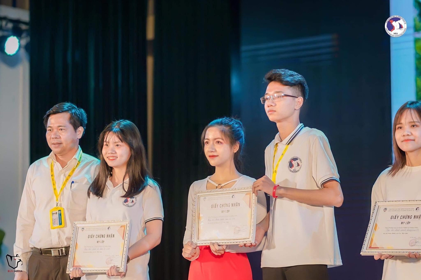 Chân dung Ngọc Mai (thứ 3 từ trái sang). Chân dung Ngọc Mai (thứ 3 từ trái sang).