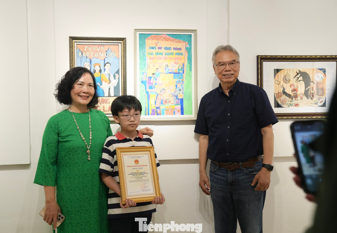 Triển lãm trưng bày 71 tác phẩm về đề tài bình đẳng giới và phòng, chống bạo lực gia đình, bạo lực trên cơ sở giới. Triển lãm trưng bày 71 tác phẩm về đề tài bình đẳng giới và phòng, chống bạo lực gia đình, bạo lực trên cơ sở giới.