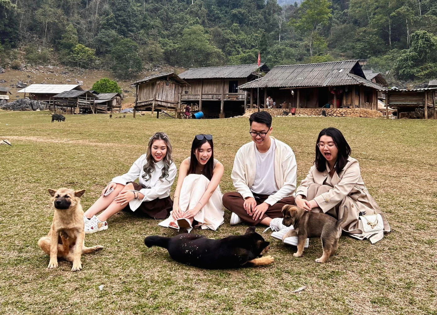 Hình ảnh của nhóm bạn thân ghé thăm Hang Táu đã nhận được hàng nghìn lượt thích. Ảnh: FBNV.