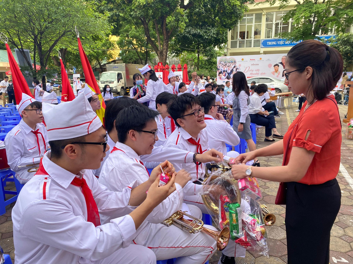 Các em học sinh trong đội trống, cờ của trường cũng đã tập luyện nhuần nhuyễn để thể hiện tốt cho chương trình ngày mai. Các em học sinh trong đội trống, cờ của trường cũng đã tập luyện nhuần nhuyễn để thể hiện tốt cho chương trình ngày mai.