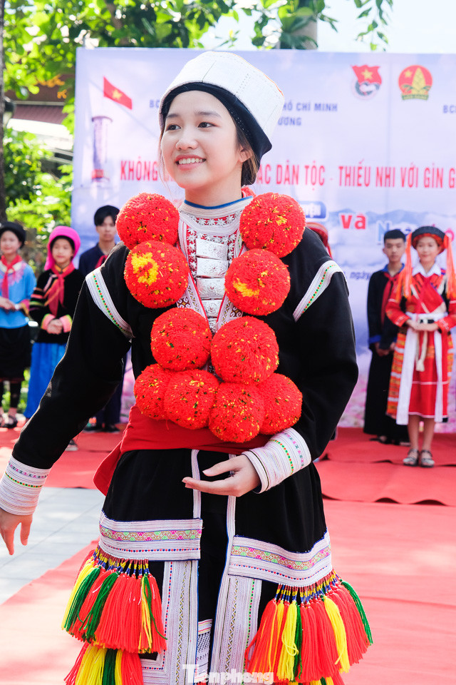 Trang phục truyền thống của người Dao đỏ gồm: Áo, yếm áo, quần, khăn vấn đầu, thắt lưng và các đồ trang sức khác đi kèm.