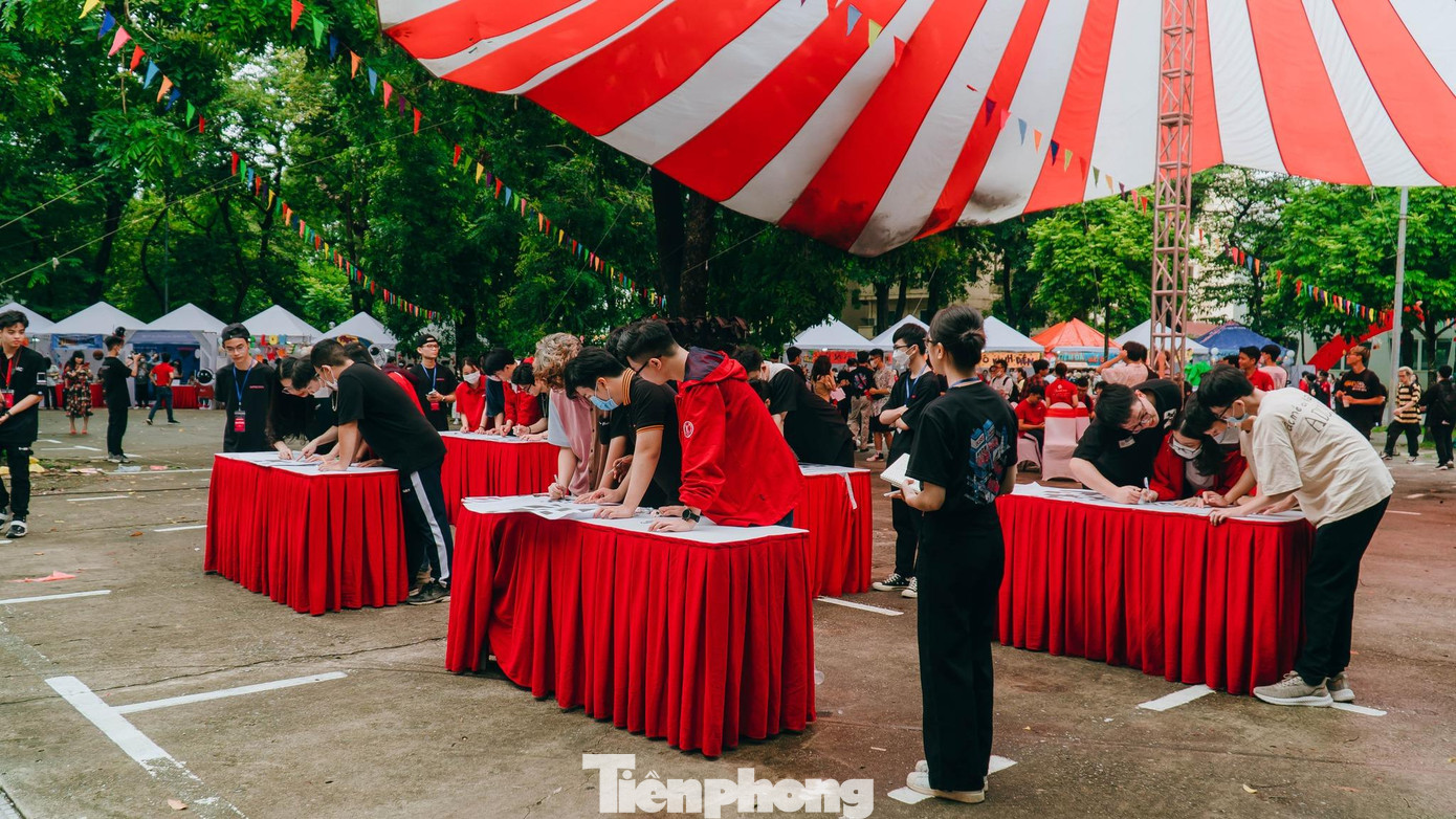 Trước đó, sinh viên Bách Khoa tất bật chuẩn bị cho đêm chung kết. Trước đó, sinh viên Bách Khoa tất bật chuẩn bị cho đêm chung kết.