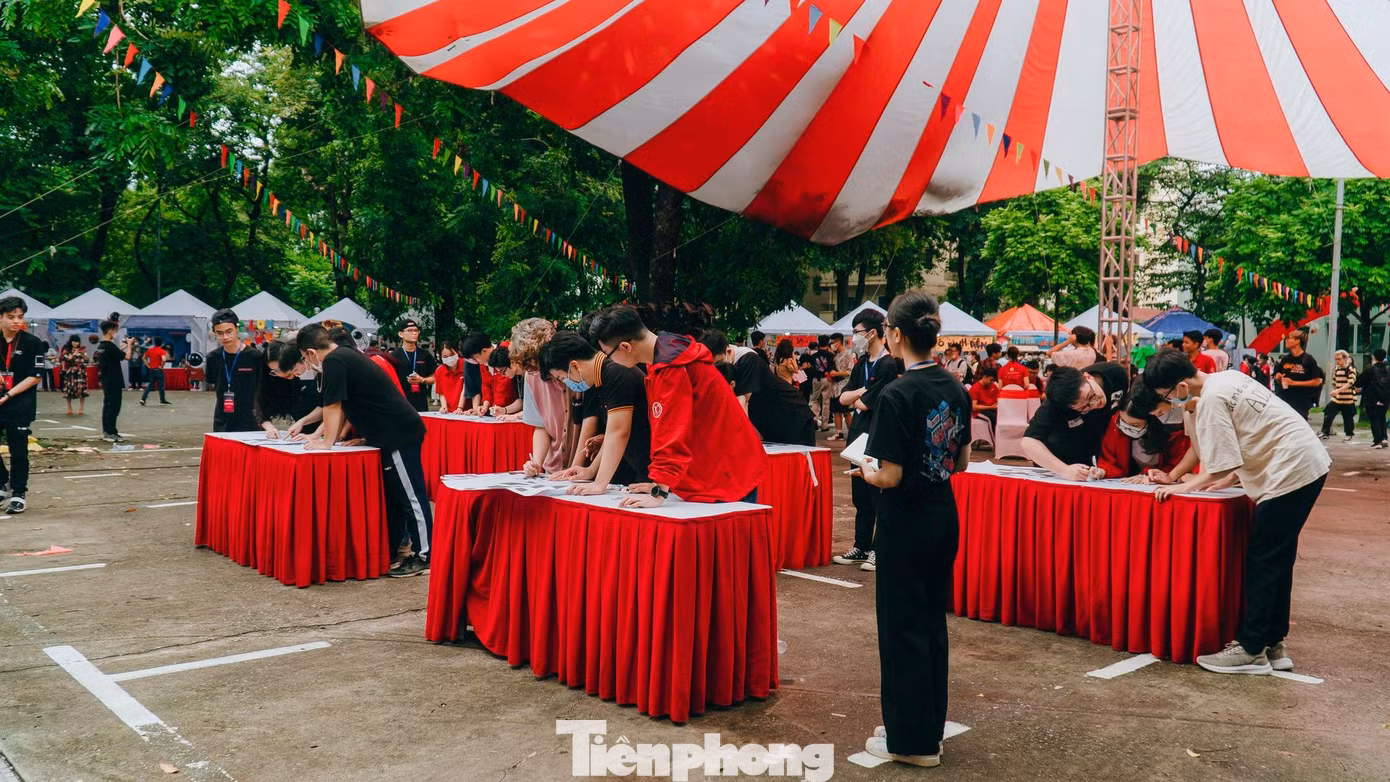 Trước đó, sinh viên Bách Khoa tất bật chuẩn bị cho đêm chung kết.