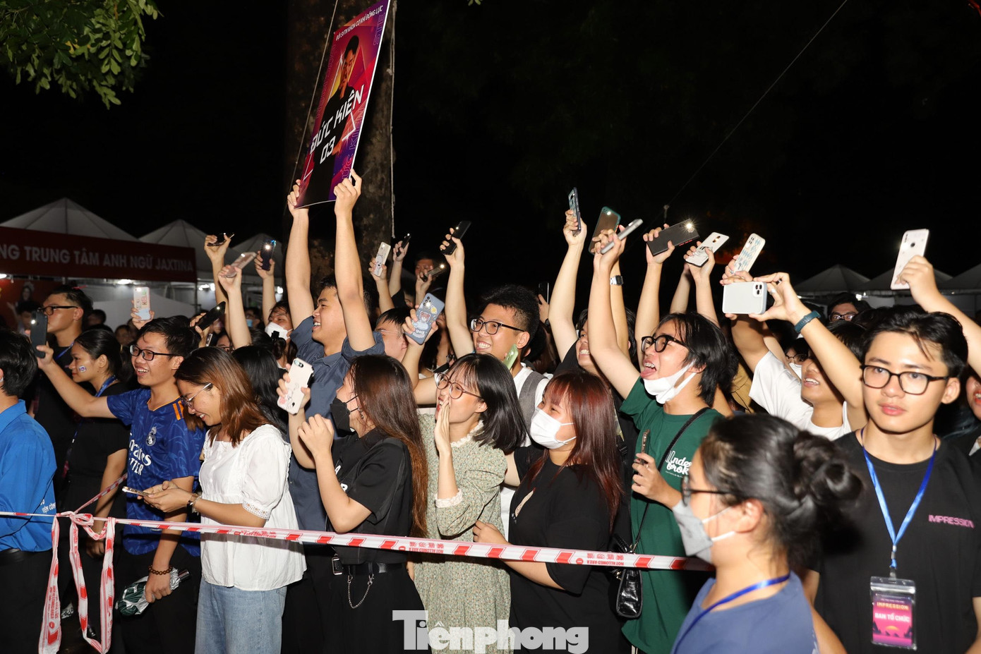 Các bạn sinh viên bật đèn flash để cổ vũ các thí sinh. Các bạn sinh viên bật đèn flash để cổ vũ các thí sinh.