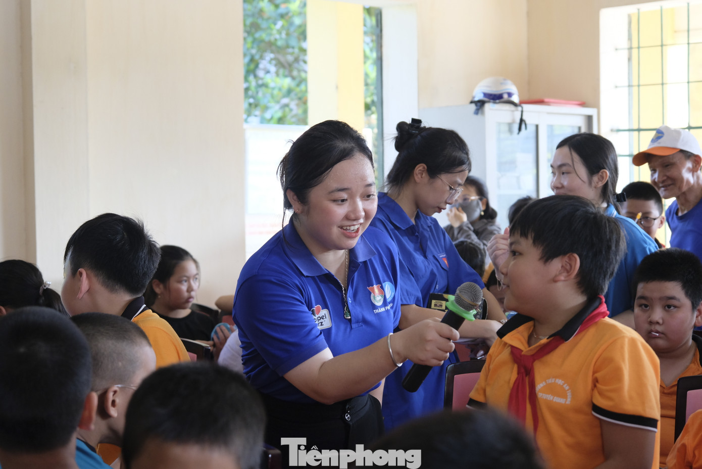 Lớp học Hoa phượng đỏ được thực hiện bởi sinh viên trường Đại học Sư phạm 2 và sinh viên Học viện Tài chính. Ảnh: Diệu Nhi