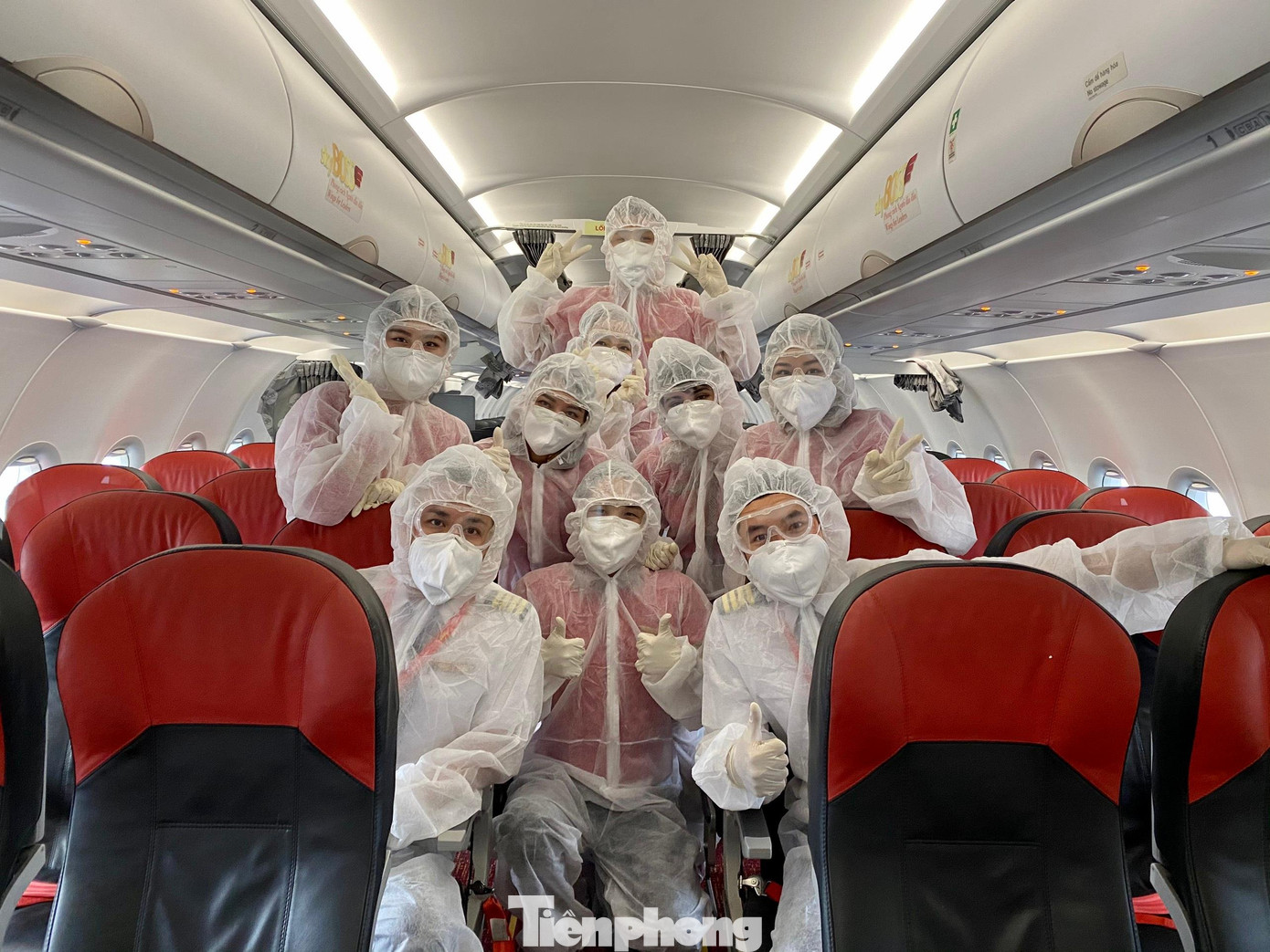 Anh Nam cùng đồng nghiệp trên một chuyến bay thời COVID-19. Ảnh: NVCC Anh Nam cùng đồng nghiệp trên một chuyến bay thời COVID-19. Ảnh: NVCC