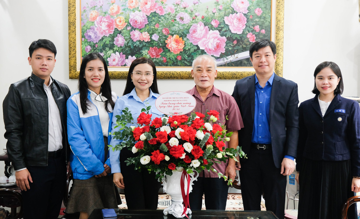 Đoàn công tác T.Ư Đoàn thăm, tặng hoa Nguyên Thứ trưởng Bộ GD&ĐT Nguyễn Vinh Hiển. Ảnh: Châu Linh Đoàn công tác T.Ư Đoàn thăm, tặng hoa Nguyên Thứ trưởng Bộ GD&ĐT Nguyễn Vinh Hiển. Ảnh: Châu Linh