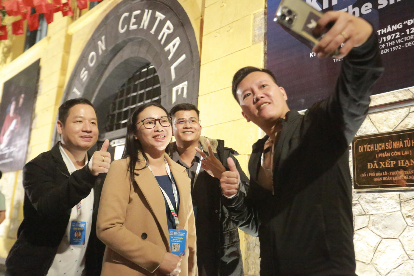 Vừa là đại biểu lần đầu dự Đại hội Đoàn toàn quốc XII, cũng là lần đầu được tham quan Nhà tù Hỏa Lò, anh Lại Tiến Sĩ (Bí thư Đoàn Thanh niên công an tỉnh Bình Phước) chia sẻ: &quot;Bản thân mình cũng công tác trong lực lượng vũ trang nên cảm thấy rất tự hào và thiêng liêng sau khi được xem lại những hoạt cảnh, tư liệu lịch sử về tinh thần cách mạng của những anh hùng khi xưa. Qua đây, mình cũng có thêm bài học quý giá về sự hy sinh của thế hệ cha anh đi trước, ngày càng phấn đấu trở thành một thanh niên công an đủ tài, đức xứng đáng với sự tin yêu của nhân dân&quot;.