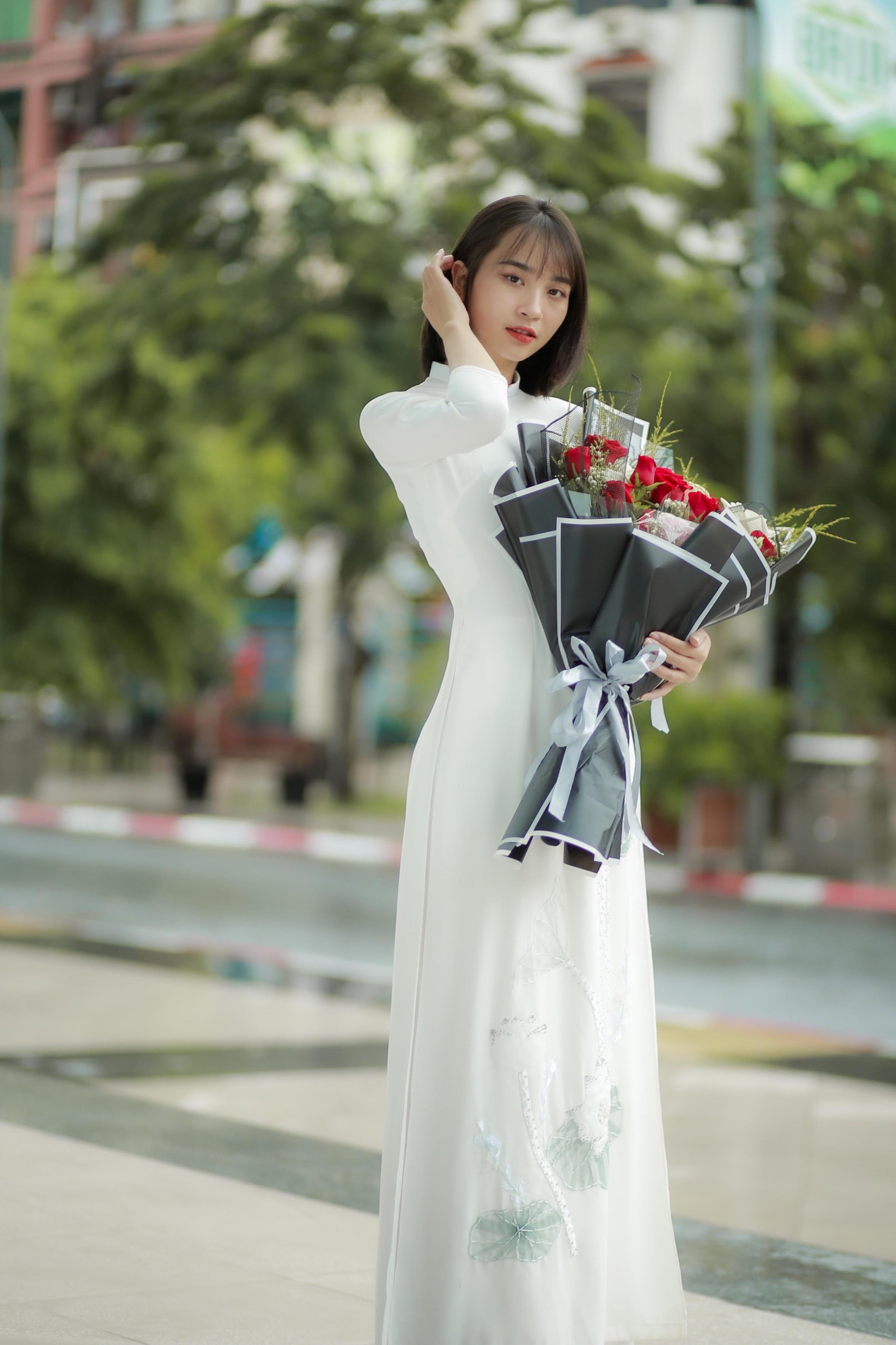 Vừa đi học, Linh vừa đi làm thêm để có thêm thu nhập cũng như kinh nghiệm sống. Cô từng làm phục vụ ở quán cà phê, lúc lại tham gia biểu diễn múa... Tuy nhiên, thời gian chính của Linh vẫn dành cho việc học và rèn luyện chuyên môn.