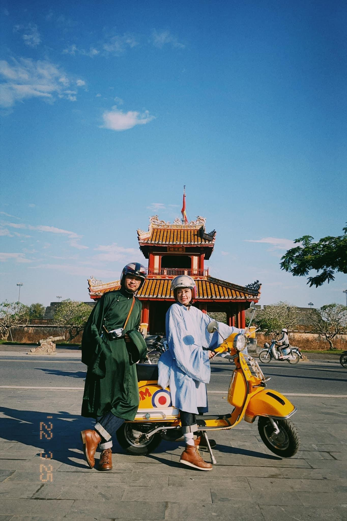 Bên cạnh đó, cũng cần quan tâm đến phương tiện di chuyển, đưa xe đi bảo dưỡng dầu máy cẩn thận. Về trang phục và đồ dùng cá nhân chỉ nên mang đủ dùng, vì xe quá tải sẽ dễ bị hỏng. Minh Mer và bạn gái chỉ mang mỗi người 5 bộ đồ mỏng, nhẹ, đơn giản để phối đi phối lại. Trong đó, ưu tiên đồ thấm mồ hôi, thoải mái vì ngồi trên xe lâu.