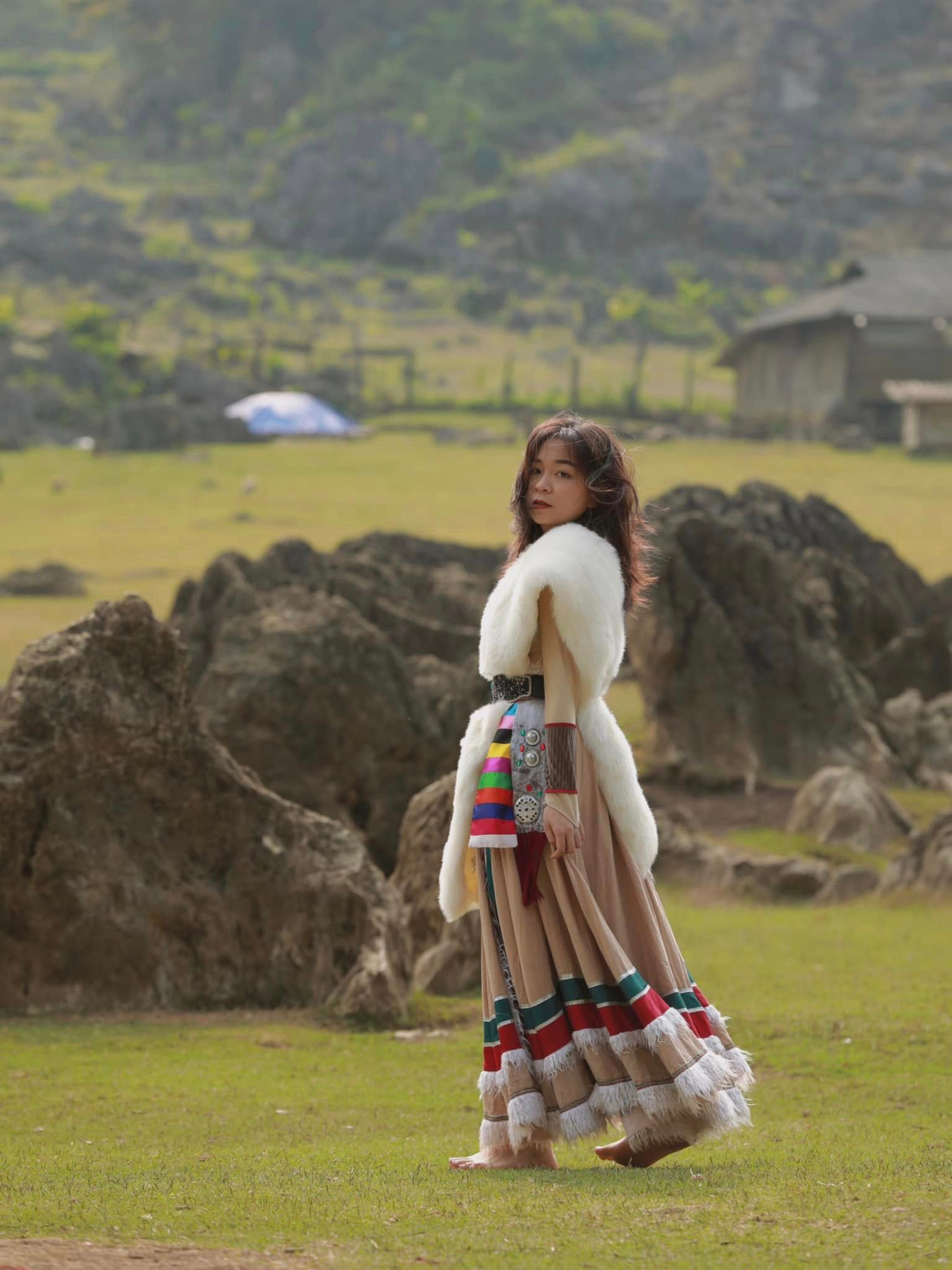 Bạn Hà Thương chia sẻ kinh nghiệm đi Hang Táu trên một hội nhóm du lịch: "Đây là một chuyến đi ngẫu hứng và không có bất kỳ sự chuẩn bị nào. Chúng mình đến thuê đồ ở Tiệm Duyên Cao nằm trên đường đến Hang Táu rất tiện. Vì trang điểm sẵn nên công tác thuê đồ và làm tóc khá nhanh, bộ trong ảnh mình thuê hết 300 nghìn (bao gồm váy áo và phụ kiện)". Ảnh: FBNV