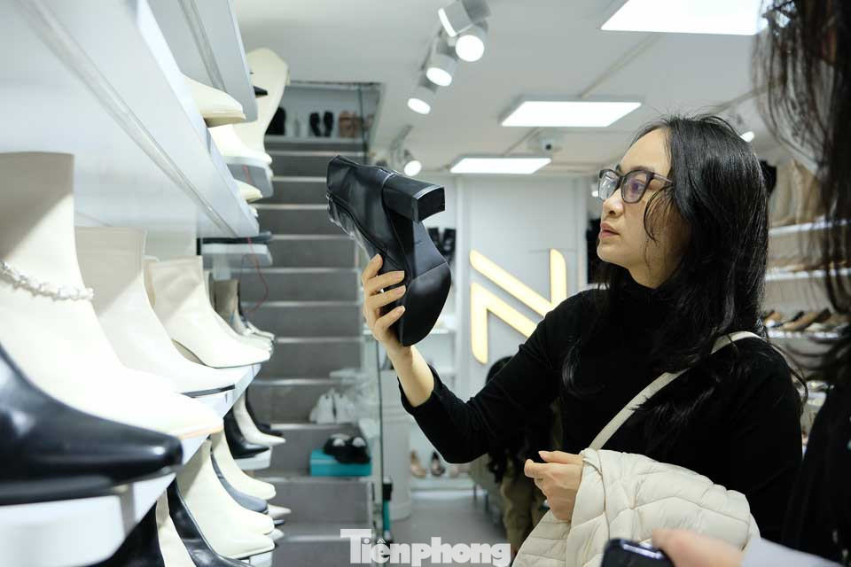 Bạn Huyền Ngân (SN 2001, sinh viên trường Đại học Thương mại) quản lý chi tiêu dịp Tết bằng cách lên kế hoạch mua sắm từ sớm, tận dụng đồ cũ, săn hàng khuyến mãi, mua hàng trực tiếp ở chợ đầu mối, tự làm thực phẩm ăn ngày Tết (mứt dừa, kẹo hạnh nhân...), hạn chế ăn ngoài hàng quán...